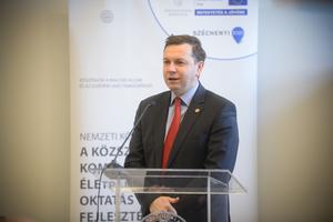 2_die_entwicklung_der_verfassung_konyvbemutato_kis_norbert-2