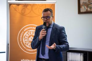 2_parhuzamos_narrativak_2026-2