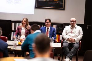 4_kozossegi-media_hasznalat_es_biztonsag_konyvbemutato_2026-2