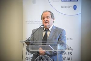 5_die_entwicklung_der_verfassung_konyvbemutato_révész_t_mihály_1