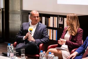 5_kozossegi-media_hasznalat_es_biztonsag_konyvbemutato_2026-2