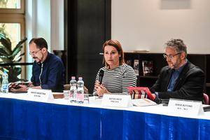 6_de_mit_adott_nekunk_a_politikatudomanyi_oktatas_konyvbemutato_2022-2