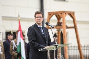6_emlekoszlop_avatas-2