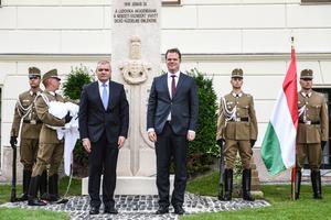 7_emlekoszlop_avatas-2