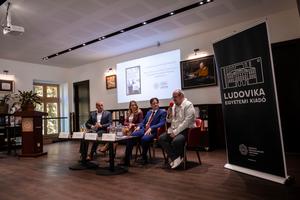 7_kozossegi-media_hasznalat_es_biztonsag_konyvbemutato_2026-2