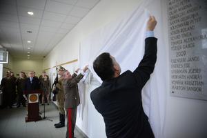 8_kivaloan_vegzett_hallgatok_emlektabla_avatas-2