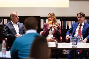8_kozossegi-media_hasznalat_es_biztonsag_konyvbemutato_2026-2