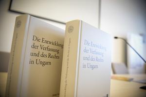 fokep_die_entwicklung_der_verfassung_konyvbemutato-2